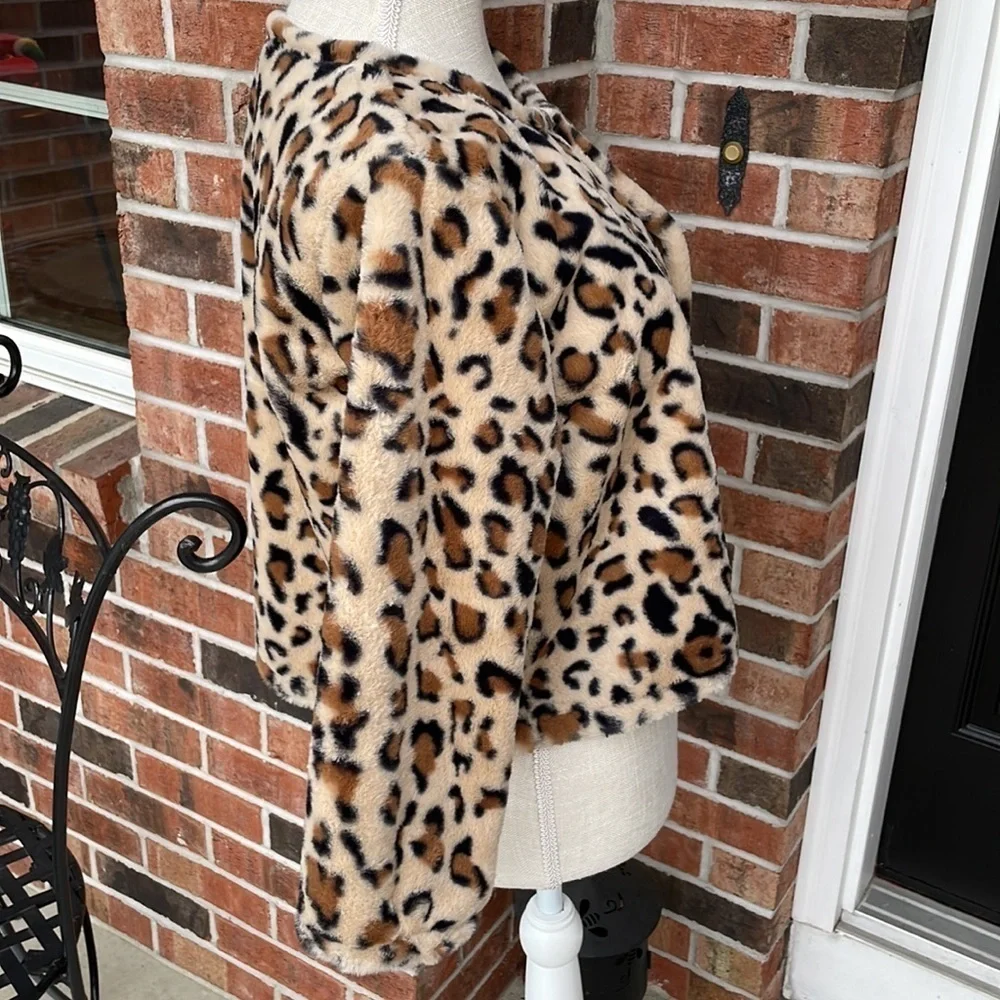 Calvin Klein Leopard faux‎ Fur Cropped Jacket - Picture 3 of 6
